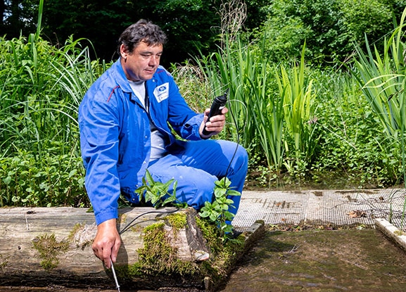 Michel Marcuard testant la qualité de l'eau
