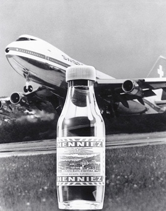 HENNIEZ Mineralwasser und Swissair-Flugzeug