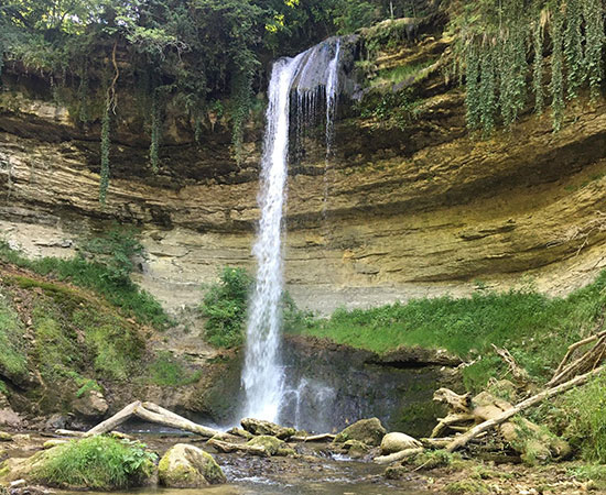 Naturwunder: der Wasserfall, schön und bezaubernd