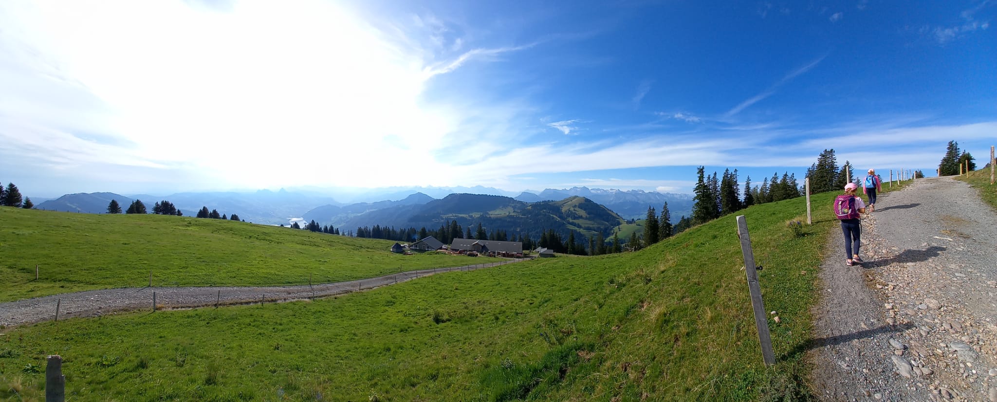 Kinder am Wandern in der Natur