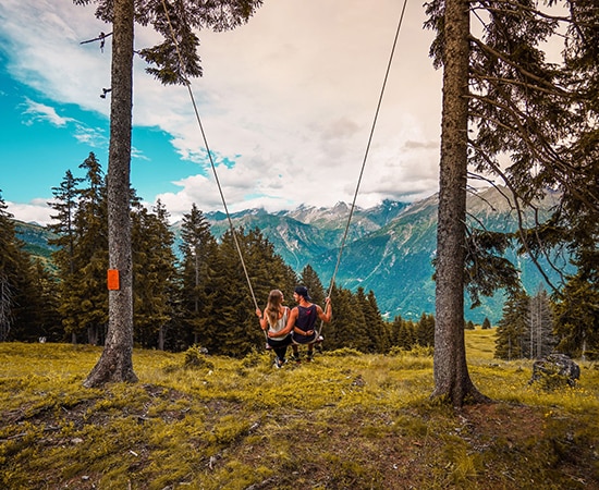Auf einer Riesenschaukel das Panorama geniessen