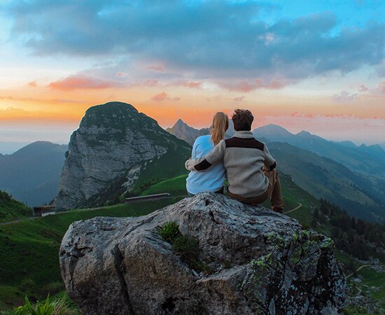 Couple contemplant le coucher de soleil
