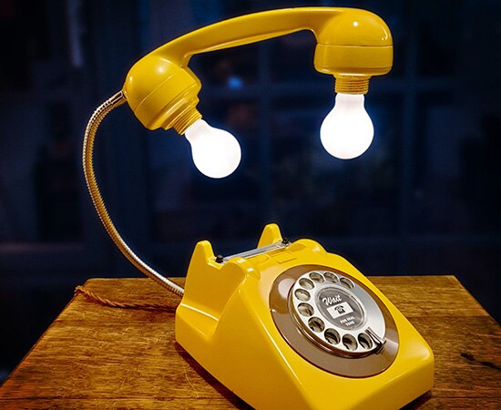Un vieux téléphone devient une lampe