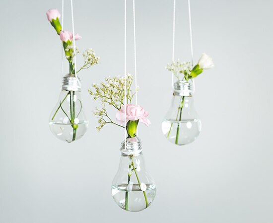 Upcycling ampoules : des mini-vases suspendus