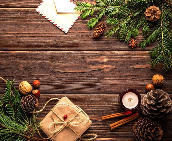 Weihnachtlicher Tisch mit Tannenzapfen, Nüssen, Geschenken