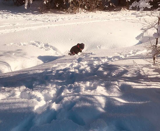 Ein spielendes Kind im Schnee 