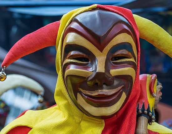 Costume de bouffon rouge et jaune