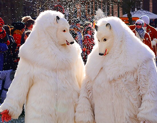 Ours de carnaval : symbole du renouveau