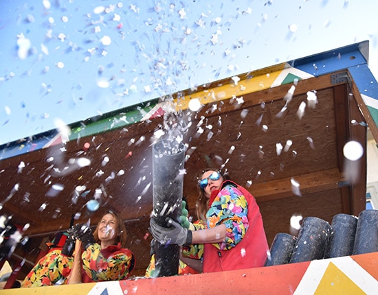 Carnavaliers sur un char au cortège