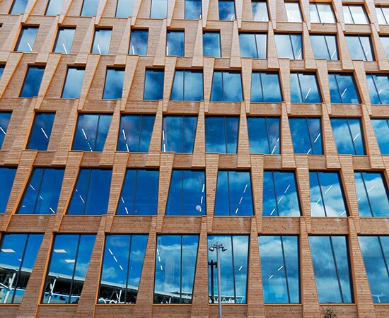 Holzfassade eines Bürogebäudes in Oslo