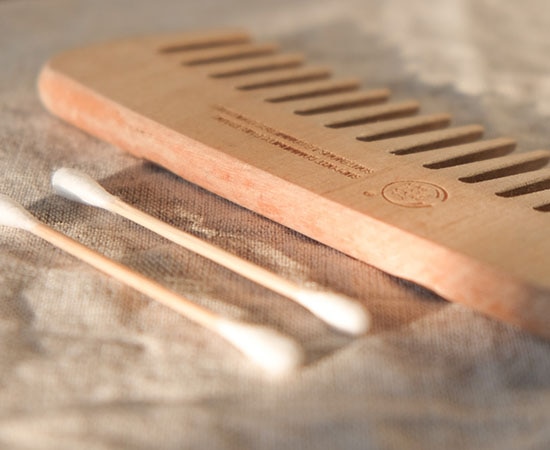 Peigne et coton-tige en bois 