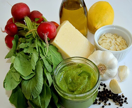 Radieschen-Blätter Pesto mit Zutaten