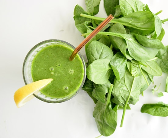 Ein Glas Smoothie mit Spinat