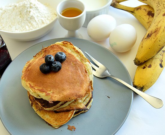 Pancake à la banane sur assiette