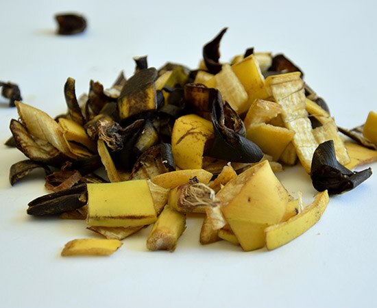 Frische und getrocknete Bananenschale