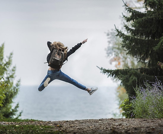 Ein Wanderer springt in die Luft