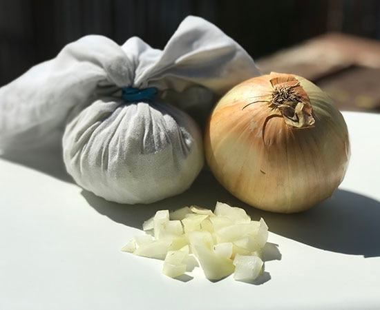 Kompresse: gehackte Zwiebeln in einem Tuch