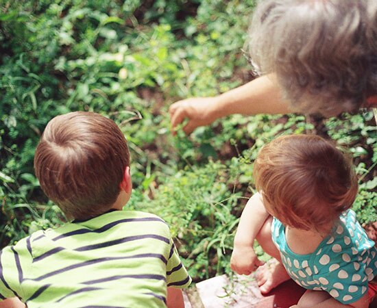 Grosi mit Kindern im Garten