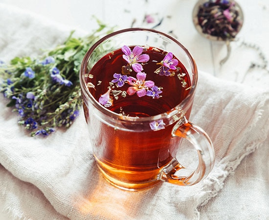 Tasse mit Tee und Blüten