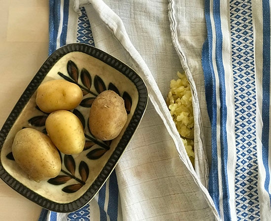 Wickel aus gekochten Kartoffeln