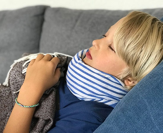 Wickel um den Hals gegen Halsweh