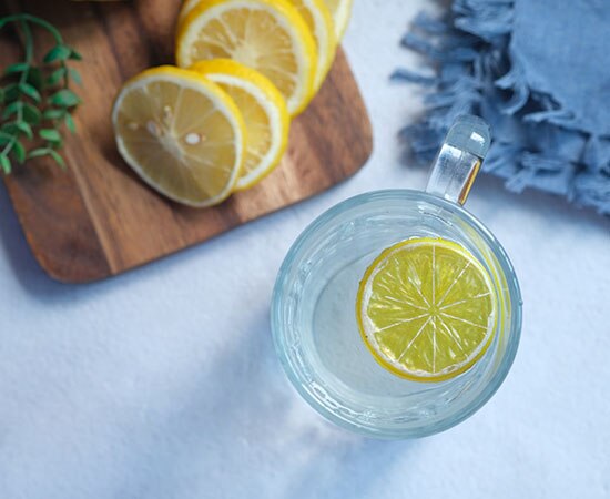 Zitronenwasser zum Gurgeln oder Trinken