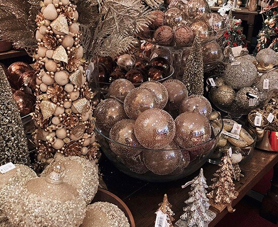 Künstliche Weihnachtsdekoration im Warenhaus 