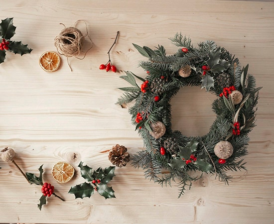 Couronne de Noël en éléments naturels
