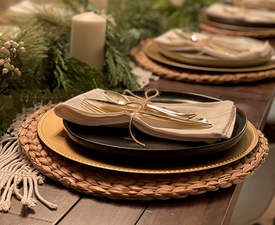 Table de Noël avec des branches