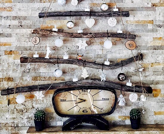 Geschmückter, hängender Weihnachtsbaum aus Holz 