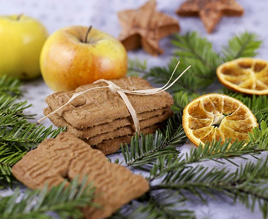 Pommes, branches de sapin et oranges