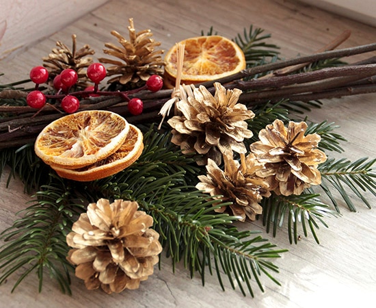 Arrangement avec pives, oranges et branches