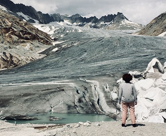 Artiste se tient devant un glacier