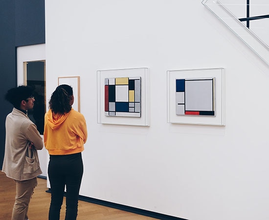 Visiteurs et œuvres d’art abstrait