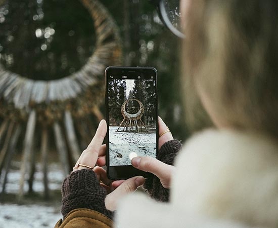 Femme photographiant une œuvre d’art