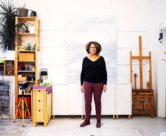 Künstlerin in ihrem Atelier