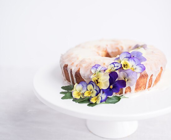 Un gâteau décoré avec des pensées