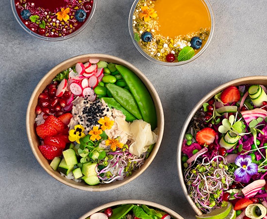 Cuisine colorée et végétale avec fleurs