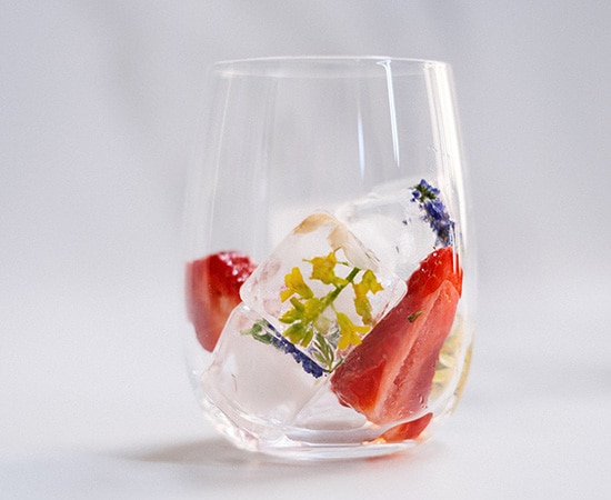 Eiswürfel mit natürlichen Blüten