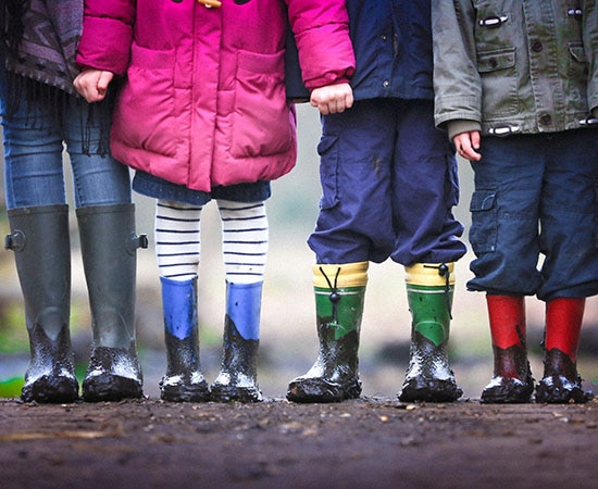 Draussen unterrichten: Schüler mit ihren Gummistiefeln 