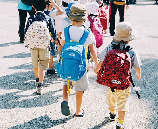 Kinder auf dem Weg zur Schule