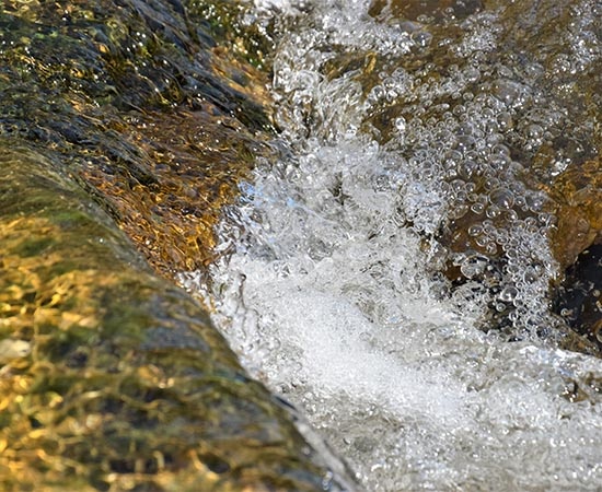 Wasser in einem Flussbett