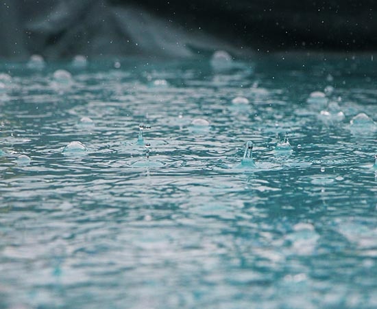 Gouttes tombant sur l’eau