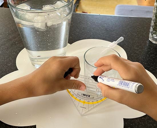 Einfaches Experiment mit Wasser und Eis 