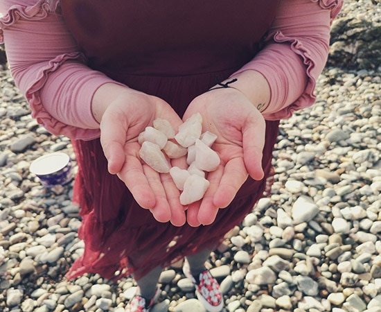 Eine Person hält gefundene Natursteine