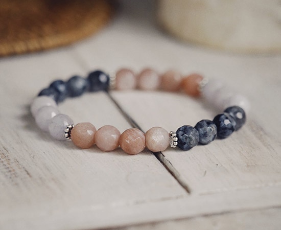 Bracelet en pierres semi-précieuses et précieuses