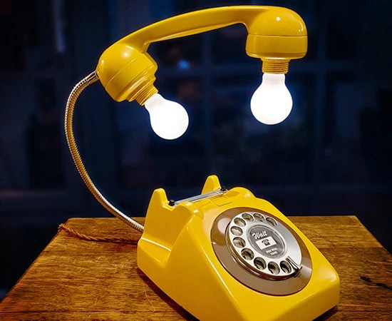 Un vieux téléphone devient une lampe