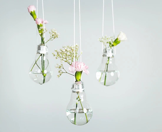Upcycling ampoules : des mini-vases suspendus