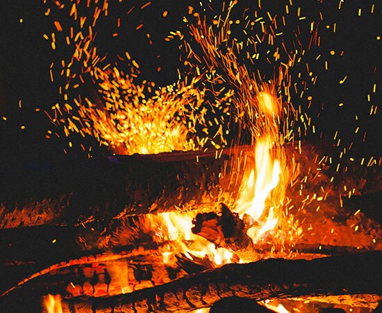 Braises et étincelles jaillissant du feu