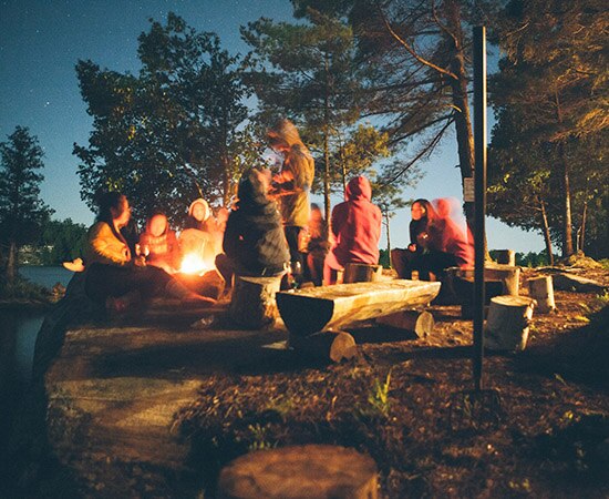 Groupe autour le feu de camp